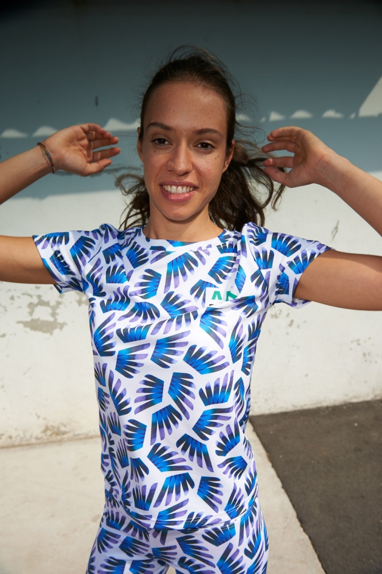 Maillot Suzanne - Ailé Bleu & Violet - Football Femme - Vue de face rapprochée
